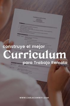 a person holding a piece of paper with the words construye el mejor