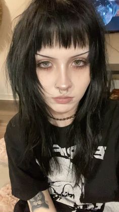 Hollow Cheeks Makeup, Brown Alt Makeup, Emo Makeup No Lashes, Goth Makeup No Eyeliner, Masc Women Makeup, Milkgore Aesthetic, Simple Goth Makeup For School, Goth Makeup Casual, Hot Alternative Woman