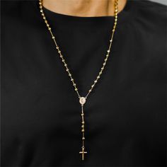 Descubre la elegancia con nuestro Rosario diamantado L I de oro 18K de Joyería Caracas. Con su brillo diamantado y calidad superior, es una pieza perfecta para complementar tu estilo con un toque sofisticado y exclusivo. Además, cuenta con una garantía para toda la vida, asegurando su durabilidad y valor. TIEMPO DE ENTREGA: 8 días hábiles Material de fabricación oro 18k Largo de la cadena: 60.0 cm Largo entre el cristo y la virgen: 10.0 cm Largo total: 70.0 cm Dimensiones de la virgen: 9.0 mm x Diamond Rosary, 18k Gold Chain, Baby Bracelet, Woven Bracelets, Anklet Jewelry, Chain Choker, Men's Rings, Chain Ring, The Cross