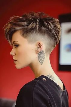 Pixie Cut für ältere Frauen: 63+ frische Looks - hairtastic.de Cabelo Pixie Cut, Silver Hair Short, Sleek Short Hair, Pixie Undercut, Shaved Side Hairstyles, Funky Short Hair, Short Hair Pixie Cuts, Short Sassy Hair, Pixie Hair