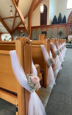 flowers are tied to the pews at a church