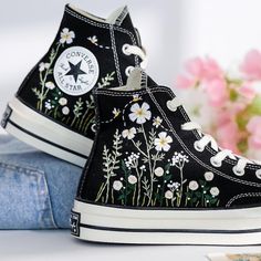 ad eBay - Custom Converse Chuck Taylor Daisy Embroidered Converse Shoes, Daisy Floral Shoe - Buy Now, click the link (eBay) Sneaker Embroidery, Converse Types, Cool Converse, Cute Converse Shoes, Shoes Embroidery, Embroidered Converse, Cute Converse, Embroidered Items, Preppy Shoes