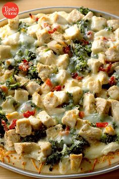 a pizza with chicken, broccoli and cheese on it