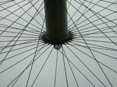 the top of a large ferris wheel with many spokes on it's sides