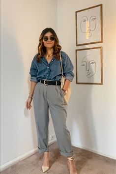 Office Outfit Women Casual, Denim Dress Pants Outfits, Grey Pants Outfit Woman, Denim And Grey Outfit, Elevated Outfits Street Styles, Business Casual Outfits Gray Pants, Carrot Fit Trousers Outfit Women, How To Style Grey Trousers Women, Gray Denim Outfit