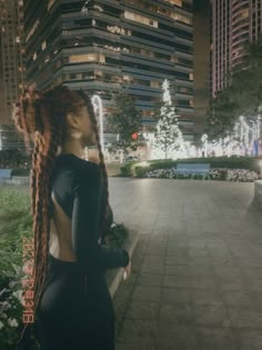 @morgaaan.paige ig, new years eve picture, holiday photo, city background, new years dress, backless dress, candid photo Hairstyles For Backless Dress, New Years Aesthetic, New Years Eve Pictures, Fairy Aura, Black Lions, Eve Instagram, Fake Ig Account, Iconic Hairstyles, Candid Photo