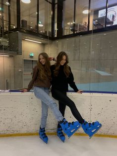 Cute Ice Skating Outfit With Friends, Outfit For Ice Skating With Friends, Cute Outfits For Snowy Weather, Iceskating Instagram Photos, Ice Skating Pics Friends, Iceskating Friends Aesthetic