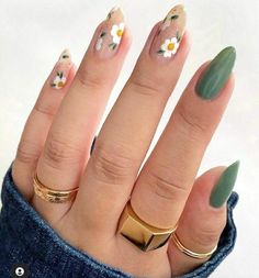 Whimsical Almond Nails, Easy Gel Polish Designs, Floral Nails Acrylic, Gen Nails, Simple Floral Nail Art, Vine Nails, Floral Acrylic Nails, Floral Spring Nails, Green Nail