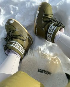 Moon Boots Outfit, Ski Season, Moon Boots, Winter Aesthetic, Cute Cars, Christmas Girl, Winter Time, Boots Outfit, Luxury Travel