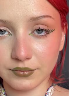 Snail Make Up, Cottagecore Eyeliner, Garden Gnome Makeup, Plant Eyeliner, Forest Makeup Woodland Fairy, Hozier Concert Makeup, Midsommar Makeup, Leaf Eyeliner, Floral Eyeliner