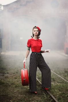 Outfits Trousers, Mode Rockabilly, 1940's Style, Woman In Red, 40s Fashion, Retro Mode, Vintage Inspired Outfits