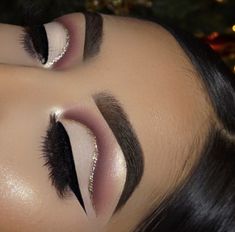 Huda Beauty Eyeshadow Palette, Glitter Cut Crease, Huda Beauty Eyeshadow, Face Contouring Makeup, Contouring Makeup, Huda Kattan, Huda Beauty Makeup, Dark Eyeshadow, Kurti Neck