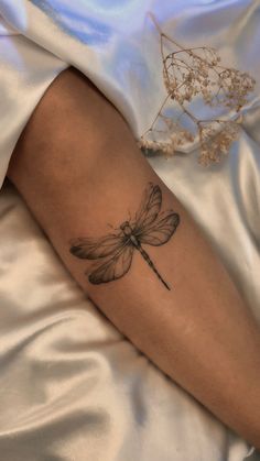 Tatuagem, tattoo, libélula Large Dragonfly Tattoo, Dragon Fly Tattoo Meaning, Minimalist Arm Tattoos For Women, Yolo Tattoos, 2024 Tattoo, Small Tats, Cute Tats, Hummingbird Tattoo, Dragonfly Tattoo