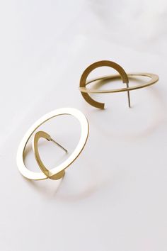 These matte brass sculptural earrings are formed by two intersecting circles that give rise to 3D jewel. The result of this double circle design is a minimalist and unusual earrings that you can use as a casual accessory or as a jewel for a special occasion. Geometric and abstract earrings are the best complement for your urban modern look. The earrings were designed and manufactured by me in my workshop in Madrid (Spain), with 8 mm thick sterling silver plate. The finish of the earrings is mate Modern Gold Round Wrap Earrings, Modern Yellow Gold Wrap Earrings, Modern Circle Shaped Brass Jewelry, Modern Metal Small Hoop Wrap Earrings, Modern Metal Small Hoop Earrings, Modern Metal Open Circle Hoop Earrings, Minimalist Metal Wrap Earrings, Modern Gold Open Circle Earrings, Modern Round Brass Earrings