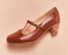 Medium heel Mary Janes shoes in tan leather. Handmade in Argentina. DETAILS ✭ Leather upper ✭ Leather insole ✭ Leather sole ✭ Almost 2 inch heel - 4,5 cm ✭ Super comfy 📦 FREE SHIPPING TO Usa & Australia 🛫 🙌🏻 HANDMADE IN ARGENTINA Want be exclusive? Yes, sign me up now! 👉🏻 https://bit.ly/New_QuieroJune ---------- If you are unsure of your size, please, feel free to send your foot measurements to ensure perfect fit. 🙋🏻 If you can not find its size, we can tailor it (US 4-12, EUR 34-42). Ta Leather Sole Heels For Galas, Brown Leather Shoes With Sculpted Low Heel, Brown Closed Toe Court Shoes With Heel Strap, Brown Heels For Galas, Classic Leather Shoes With Deep Heel Cup, Brown Almond Toe Court Shoes With Deep Heel Cup, Brown High Heel Leather Shoes With Heel Strap, Brown Round Toe Court Shoes With Deep Heel Cup, Brown Court Shoes With Deep Heel Cup