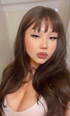 Romantic Aesthetic Makeup, Gothish Makeup, Approachable Makeup, Makeup With Bangs, Chubby Face Makeup, Soft Alternative Makeup, 90s Makeup Looks Latina, 90’s Grunge Makeup, Id Makeup