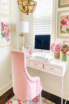 Cozy bedroom home office for women with pink accents and floral decorations. Tiny Office Space Ideas, Female Home Office, Women Home Office Ideas, Cozy Home Office Ideas, Pink Home Offices, Bedroom Home Office Ideas, Glam Interior