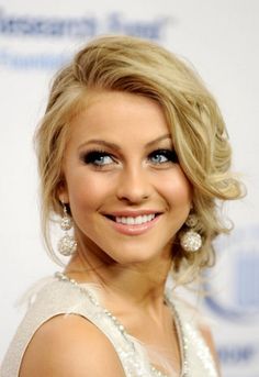 top front is soft and whispy but not covering her face Sanggul Modern, Prom Hair Updo, Skirt Diy, Prom Hairstyles For Long Hair, Julianne Hough, Penteado Cabelo Curto, Wedding Hair And Makeup, Hair Dos, Bride Hairstyles