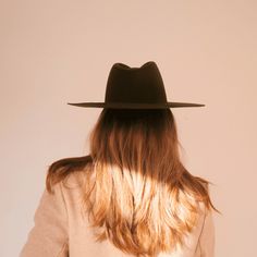 Chiapas ist ein dunkelgrüner Fedora Hut für Frauen, mit breiter und steifer Krempe Chiapas aus der neuen Pure Collection, ein minimalistischer Fedora Damenhut mit breiter Krempe Chica, die Trendfarbe 2024 jetzt auch für deinen hübschen Kopf! Und nein, Dein Typ muss kein Jäger sein damit du diesen stylischen Fedora Hut tragen kannst. Ganz im Gegenteil, du wirst zur stylischsten Trend-Jägerin. Unser Hut Chiapas ist inspiriert durch den grünen Regenwald des mexikanischen Bundesstaates Chiapas, hat Route 66, Fedora