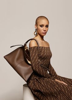 Fall Handbag Trends, Abbey Lee Kershaw, Adwoa Aboah, Mode Editorials, Fall Handbags, Trending Handbag, Gigi Hadid