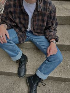 Hipster Man Aesthetic, Aethstetic Guy Outfits, Flannels Aestethic Men, Stranger Things Men Outfits, Mens Fall Outfits Sweaters, 90s Inspired Mens Fashion, Men Types Of Style, Black Shirt Jeans Outfit Men, Layered Outfits Fall Men