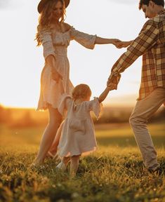 Photoshoot Ideas Family Of 3 Field Photoshoot, Boho Family Of 3 Photoshoot, Family Playing Outside, Park Photoshoot Family, Horse Family Pictures, Romantic Family Photos, Fall Photos Mom And Son, Family Fall Outdoor Photoshoot, Family Photos On Bench