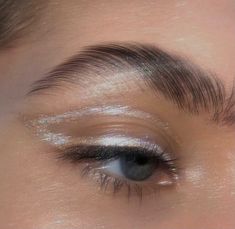 Silver Eyeliner, Silver Makeup, Makeup Eye Looks, Elegant Makeup, Eye Makeup Art, Editorial Makeup, Glitter Makeup