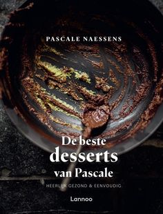 a chocolate dessert in a pan with the words de beste desserts van pasacle