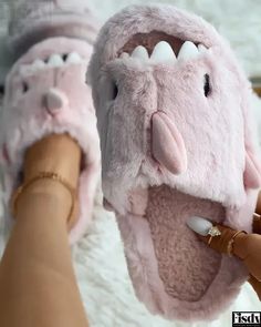 Fisdy - Pantuflas peludas con estampado de tiburón Pink Shark, Shark Slippers, Shark Gifts, Pink Slippers, Teddy Bear Toys, Cute Slippers, Slippers Pattern, Fuzzy Slippers, Bear Toy