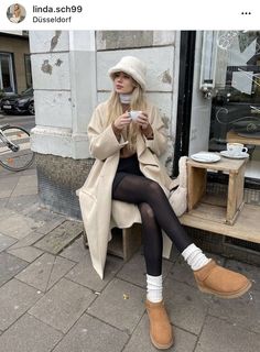 2010s Fashion Trends, Uggs Tasman, Amsterdam Outfit, Uggs Outfits, Outfit Botas, Cute Thanksgiving Outfits, Thanksgiving Outfits, Uggs Outfit, Lazy Outfits