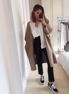 Find More at => http://feedproxy.google.com/~r/amazingoutfits/~3/rz316frazBI/AmazingOutfits.page Black And White Sneakers, Outfit Trends, Mode Inspo, Outfit Goals, Looks Style, Mode Inspiration, Fashion Outfit, Outfits Casuales, White Sneakers