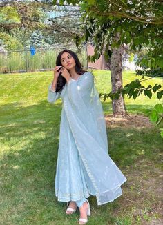 Poses For Pictures In Indian Wear, Desi Clothes Photo Ideas, Indian Simple Suits, Indian Western Dresses Outfits, Indian Aesthetic Wedding Outfits, Pictures In Traditional Wear, Pakistani Suits Poses, Pics In Traditional Dress, Traditional Suit Poses