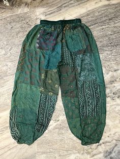 Hippie Aesthetic Outfit, Circus Clothes, Harem Pants Diy, Yoga Details, Boho Hippie Outfits, Harem Pants Outfit, Hippy Pants, Harem Pants Pattern, Lounge Fashion