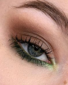 no no no 📦 @divagerussia Royal Garden palette @okb_store Muzo Eye Pencil #divage #divagerussia #royalgardenpalette #макияж #креативныймакияж #makeup #creativemakeup #brightmakeup #cosmetics #косметика #nudemakeup Minimal Green Makeup Looks, Green Eyes Green Eyeliner, Green Eye Makeup Looks Simple, Green Eyeshadow For Blue Eyes, Soft Green Eye Makeup, Green Brown Makeup, Under Eye Makeup Eyeshadow, Subtle Green Eye Makeup