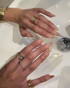 Gold Ring Inspo Aesthetic, Madison Beer Jewelry, Elegant Gold Nails, Paznokcie Hello Kitty, Gold Chrome Nails, Golden Nails, Nagellack Trends