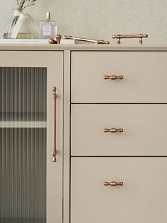 Rose Gold Cabinet Handles Rose Gold Cabinet, Kitchen Colour Combination Ideas, Rose Gold Handles, Copper Cabinet Pulls, Handles For Cabinets, Taupe Kitchen, Gold Cabinet Handles, Gold Cabinet Pulls, Kitchen Colour Combination