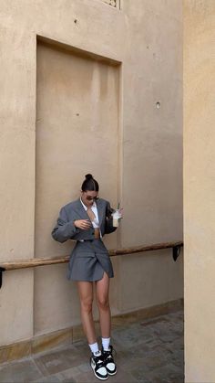 Grammy Outfits Ideas, Skirt Combinations, Outfits Mujeres, Uni Outfits, Dad Sneakers, Streetstyle Fashion, Girls Style, Be Real, New Fashion Trends