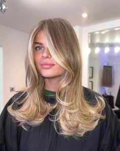 #Fallblondebalayage #Dirtyblondehair #fallhaircolours #brunettebalayagehair #balayagehairdarkcaramel #balayageFallblonde #oldmoneyblonde #bronde #teddybearbronde #fallhairstyles #fallhaircut Face Frame Babylights, Dark Blonde Hair With Face Framing Highlights, Blond Highlights Layered Hair, Face Framing Highlights Dark Blonde, Super Dimensional Blonde, Blonde Framing Highlights, Babylights Before And After, Mousy Blonde Hair With Highlights, Dark Blonde With Face Framing Highlights