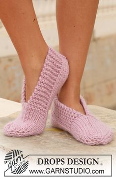 Chaussons DROPS tricotés en « Eskimo ». ~ DROPS Design Knit Wool Socks, Knitted Slippers Pattern, Pink Slippers, Knit Shoes, Handmade Gifts For Her