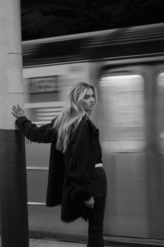 what to wear black outfit in nyc what to wear nyfw streetwear blonde hairstyle New York Photoshoot, Denim Campaign, Street Fashion Photoshoot, Street Photography Portrait, Fashion Fotografie, London Photoshoot