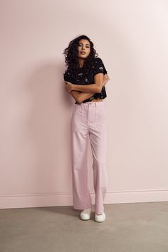 These feminine cargo-inspired pants are casual but trendy. The comfortable loose cut gives you the freedom of movement while staying stylish throughout your daily adventures.  Slightly loose straight-leg cargo pantsElastic waistline at the back for added comfort 2 front pockets, 2 back pockets and 2 large calf pockets Regular fit. We recommend buying your usual size to get the same fit as shown on the model. Inseam length: 30"Models are 5'9", 5'7" and 5'6" and are wearing a size small, medium an Casual Cargo Pants, Style Cargo, Rose Pale, Light Pink Color, The Freedom, Freedom Of Movement, Pink Grey, Cargo Pants, Pink Color