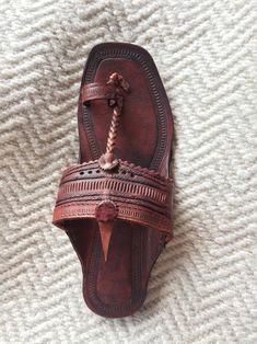 ^ Ethnic Authentic handcrafted Menswear shoes,kolhapuri chappal,marathi wedding slide sandals,flip flops,T strap,Flats,Slippers,Slip ons,beachwear,Diwali gift,Grooms gift,groomsmens gift,casualwear,fathers day gift,Wedding gifts. LINK FOR MENS SIZE https://www.etsy.com/uk/listing/814705538/unisex-mens-handmade-hippie-jesus?ref=shop_home_active_7&frs=1&crt=1 ^ If your size is not available,message me for the same or any other query. ^ 100% genuine leather ^ Durable ^ Kolhapuri chappals su Buffalo Sandals, Kolhapuri Chappals, Straw Shoes, Grooms Gift, Marathi Wedding, Mens Slide Sandals, Toe Ring Sandals, Strap Flats, T Strap Flats