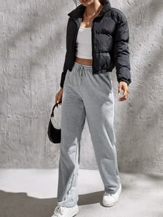 Grey Tracksuit Pants Outfit, Gray Sweatpants Women, Charcoal Joggers Outfit, Gray Jogger Outfits Women, Grey Sweatpants Women Outfit, Grey Joggers Outfit Women Street Styles, Grey Straight Leg Sweatpants Outfit, Jogger Gris Outfit, Jogging Bottoms Outfit