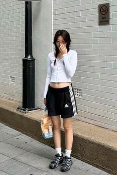 Cardigan Outfit Y2k, Adidas Shorts Outfit, Basketball Shorts Outfit, White Cardigan Outfit, Adidas Shorts Women, Black Shorts Outfit, Outfit Ideas 2024, Look Office, Look Adidas