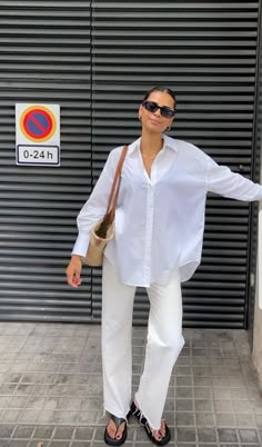 Neue Outfits, Looks Street Style, Mode Inspo, Look Vintage, White Pants, Spring Summer Outfits, Summer Outfit, Minimalist Fashion, White Shirt