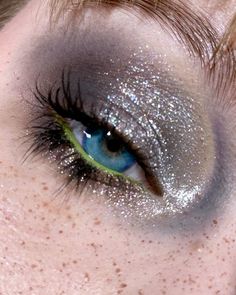 Crazy Colorful Makeup, Eye Makeup Brown Skin, Glitter Eye Looks, Colourful Makeup Looks, Makeup Brown Skin, Makeup Runway, C Beauty, Funky Makeup, Plouise Makeup