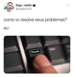 someone pressing the button on their computer keyboard that says, como vcc resolve seus problemas euu