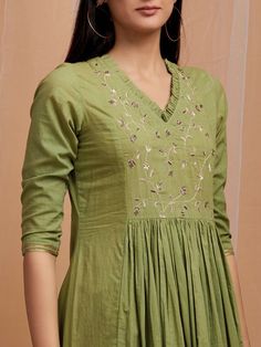 Simple Kurta, डिजाइनर कपड़े, Salwar Neck Designs, Kurti Sleeves Design, Churidar Designs, Salwar Designs