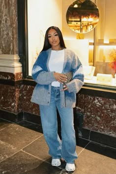 Rich Chic Aesthetic, Comfortable Tourist Outfit, Jazmine Sullivan Outfit, Poetry Show Outfit, Fall Outfits Sneakers Casual, How To Make Your Style Better, Jean Fall Outfits Women, Breakfast Winter Outfit, Winter Fair Outfits