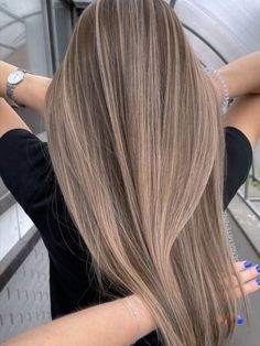 #hairextensions #hettohair #hettohairextensions #tapeinhairextensions #balayageblonde #blondecolor #darkroothair #curlyhair #shorthair #blodnecolor #hairsalon #hairbeauty #hairfashion Blonde Light Brown Hair, Dark Ash Blonde Hair, Light Brunette Hair, Rambut Brunette, Summer Blonde Hair, Hair Blond, Brown Hair Inspo, Brunette Hair With Highlights, Brown Hair With Blonde Highlights